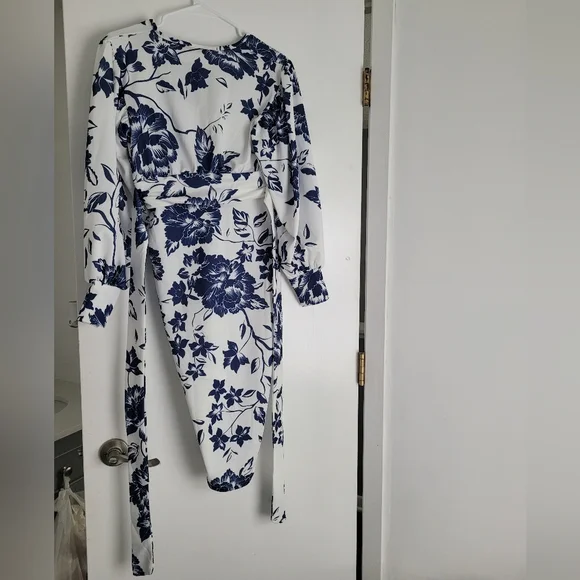 NWT blue & white floral Boohoo dress size 6 - Picture 2 of 4